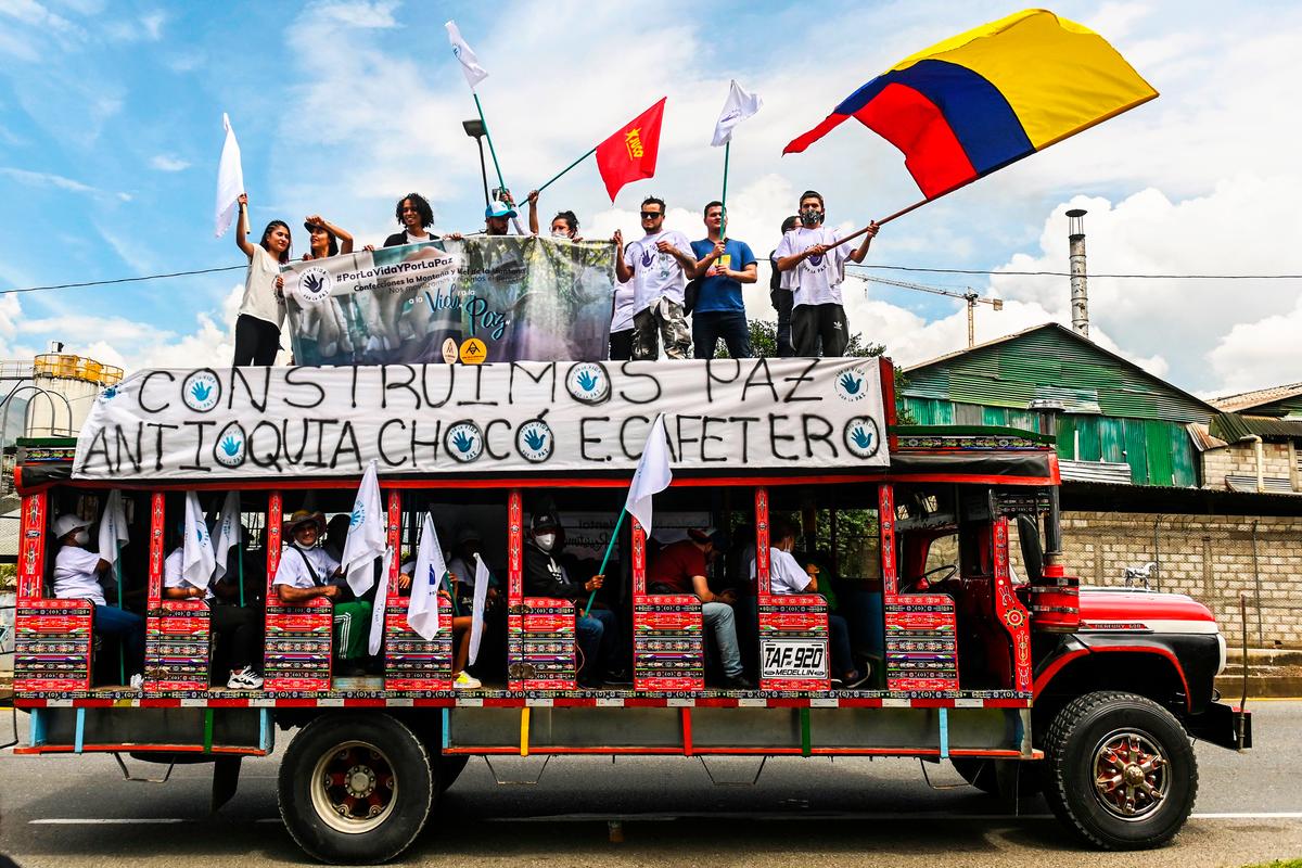Các cựu chiến binh du kích của FARC đi trên những chiếc xe di chuyển nội bộ tới Bogota để yêu cầu các hiệp định hòa bình phải được tôn trọng, ở Medellin, Colombia, vào ngày 29/10/2020. (Ảnh: Joaquin Sarmiento/AFP qua Getty Images)
