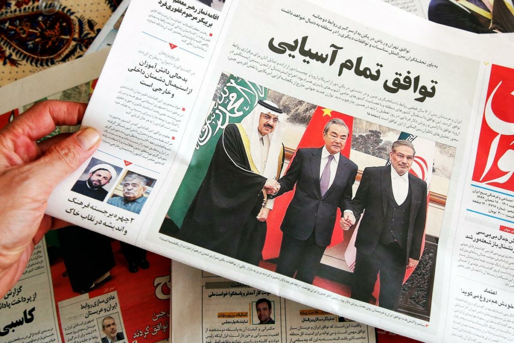 Một người đàn ông ở Tehran cầm tờ báo địa phương đưa tin về thỏa thuận giữa Iran và Saudi Arabia do Trung Quốc làm trung gian nhằm khôi phục các mối bang giao, được ký kết tại Bắc Kinh vào ngày hôm trước, hôm 11/03/2023. (Ảnh: Atta Kenare/AFP qua Getty Images)