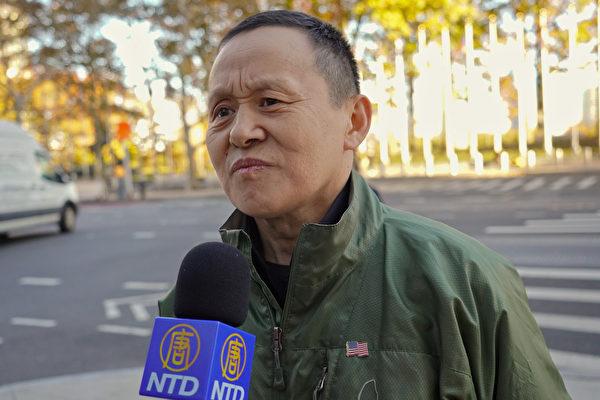 Ông Gu Ho-in, một người đào thoát khỏi Bắc Hàn, phản đối việc ĐCSTQ cưỡng ép những người đào tẩu Bắc Hàn hồi hương, ở gần trụ sở Liên Hiệp Quốc tại New York hôm 14/11/2023. (Ảnh: Lin Yijun/The Epoch Times)