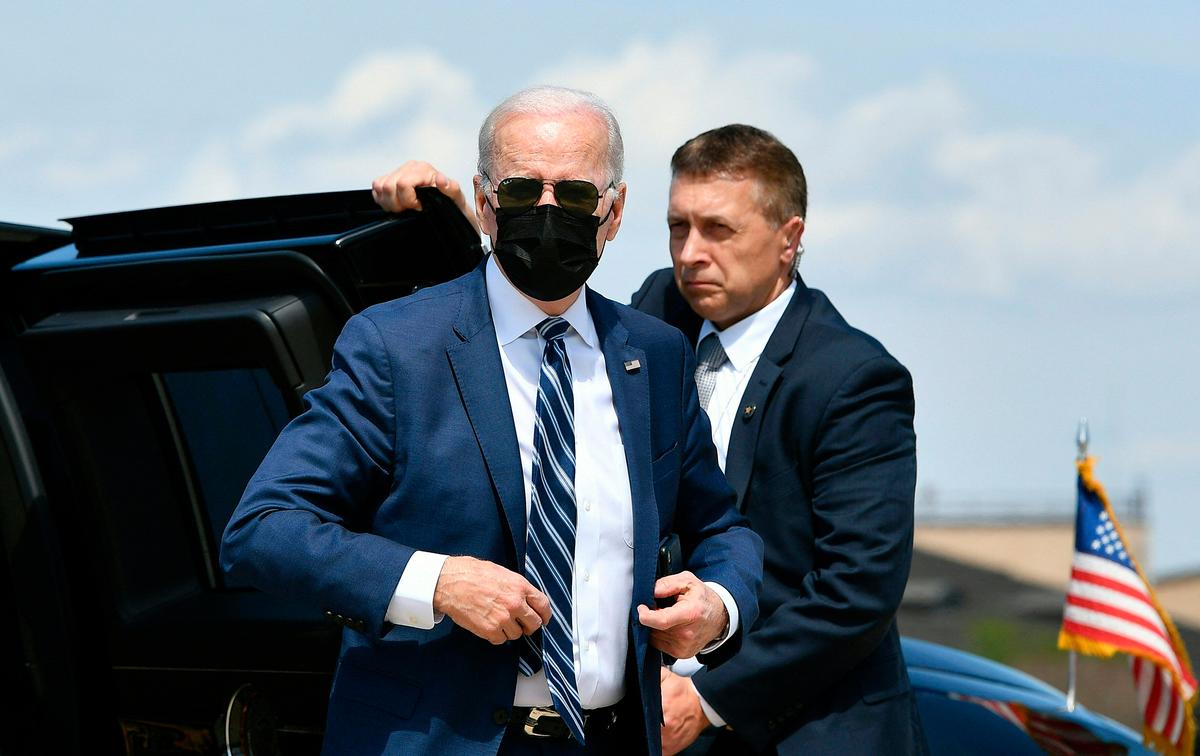 Tổng thống Joe Biden trên đường lên Không Lực Một trước khi khởi hành từ Căn cứ Không quân Andrews ở Maryland, hôm 14/04/2022. (Ảnh: Mandel Ngan/AFP/Getty Images)