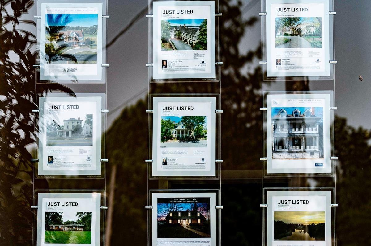 Danh sách nhà ở rao bán của một nhà môi giới bất động sản được quảng cáo trên một cửa sổ ở Centreville, Maryland, hôm 06/07/2021. (Ảnh: Jim Watson/AFPGetty Images)