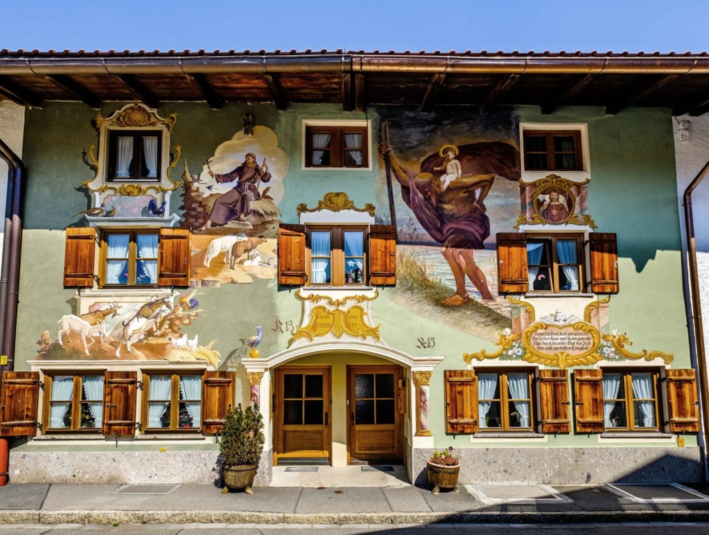 Những tòa nhà lịch sử nổi tiếng ở Mittenwald, Đức. (Ảnh: FooTToo/Shutterstock)