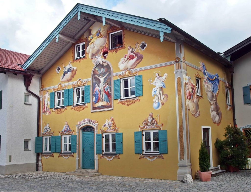Những cảnh tượng huyền diệu có ở khắp các tòa nhà lịch sử tại Mittenwald, Đức. (Ảnh: Kacege/Shutterstock)