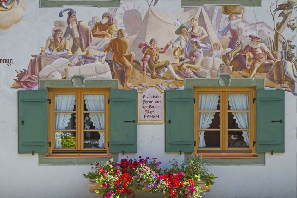 Góc cận cảnh của bức bích họa trên một ngôi nhà ở Mittenwald, Đức. (Ảnh: Eder/Shutterstock)