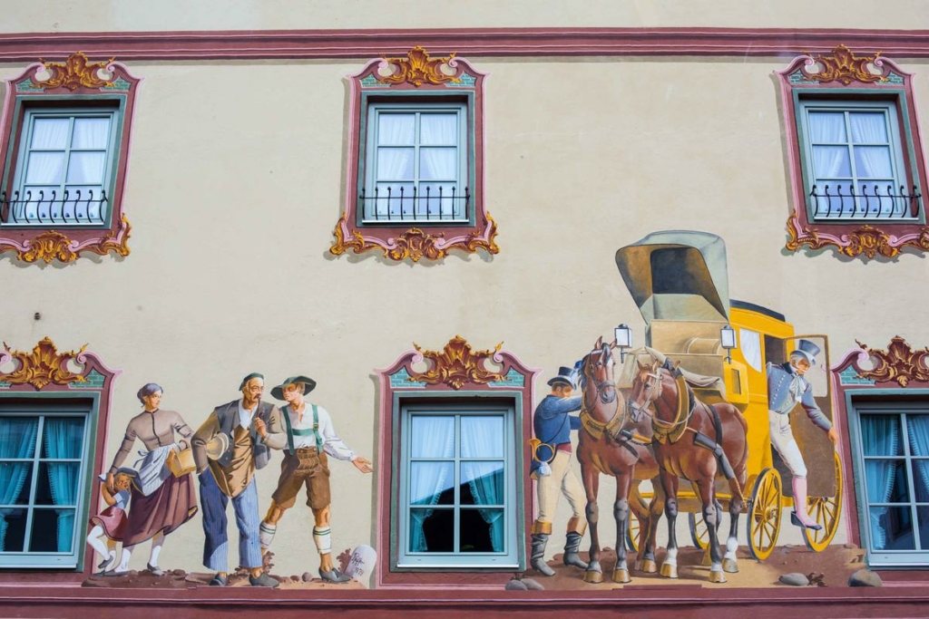 Chi tiết về một bức bích họa được vẽ trên mặt tiền ở Mittenwald, Đức. (Ảnh: Piith Hant/Shutterstock)