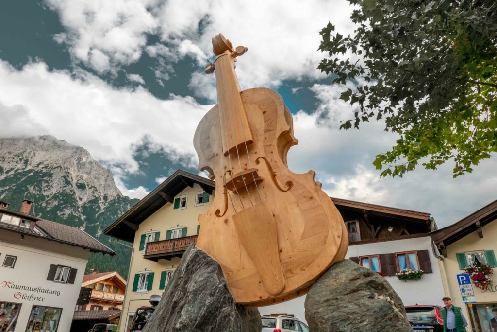 Cây vĩ cầm được chạm khắc lớn hơn kích thước thực tại một quảng trường ở Mittenwald, Đức. (Ảnh: Wirestock Creators/Shutterstock)