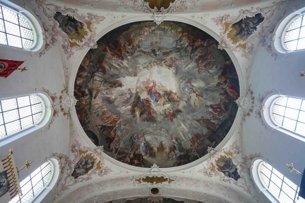 Một bức bích họa trên trần Nhà thờ Giáo xứ Thánh Peter và Thánh Paul ở Mittenwald, Đức. (Ảnh: Nicole Glass Photography/Shutterstock)