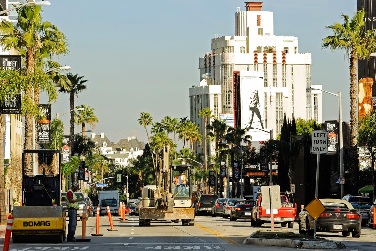 Một chiếc máy xúc làm chậm lại giao thông trên Đại lộ Sunset, nơi tiến hành công trình nâng cấp trị giá 7 triệu USD ở West Hollywood, California, được khởi công vào ngày 28/01/2010. Thành phố West Hollywood đã nhận được 1 triệu USD từ các quỹ liên bang cho dự án này. (Ảnh: Kevork Djansezian/Getty Images)