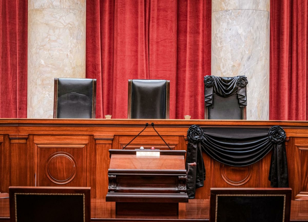 Ghế và chỗ ngồi của Thẩm phán Ruth Bader Ginsburg được phủ vải đen sau khi bà qua đời, tại Hoa Thịnh Đốn hôm 19/09/2020. (Ảnh: Fred Schilling/Bộ sưu tập của Tối cao Pháp viện Hoa Kỳ /Getty Images).
