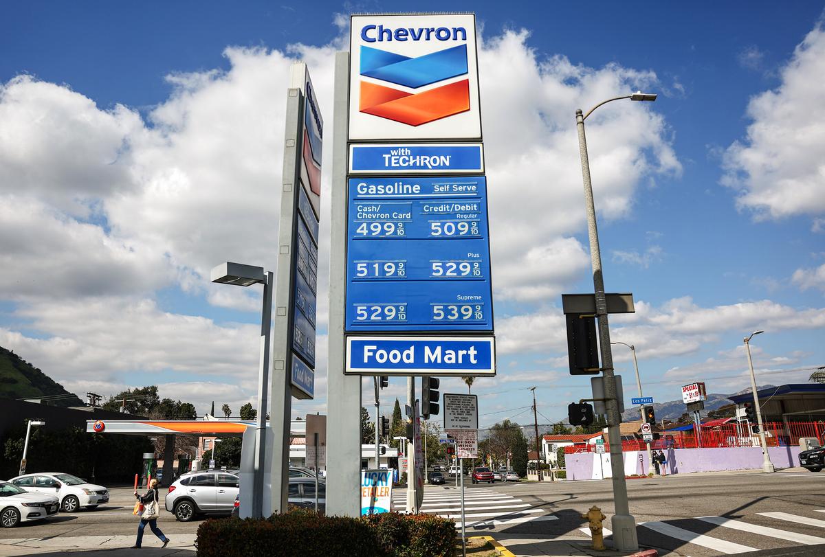 Giá xăng được niêm yết tại một trạm xăng Chevron ở Los Angeles, vào ngày 13/02/2023. (Ảnh: Mario Tama/Getty Images)
