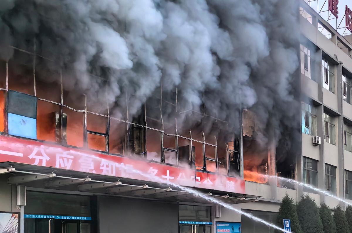 Vụ hỏa hoạn thiêu rụi một tòa nhà của Công ty Than đá Vĩnh Tụ ở thành phố Lữ Lương, tỉnh Sơn Tây, phía bắc Trung Quốc, hôm 16/11/2023. (Ảnh: Tân Hoa Xã qua AP)
