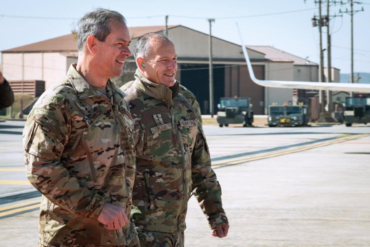 Tướng Ken Wilsbach và Trung tướng Scott Pleus trò chuyện trước chuyến bay tại Căn cứ Không quân Osan, Nam Hàn, vào ngày 03/11/2022. (Ảnh: Phi công Megan Estrada/Lực lượng Không quân Hoa Kỳ)