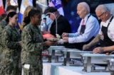 Tổng thống Joe Biden và đầu bếp Robert Irvine (bên phải) giúp phục vụ bữa ăn “Lễ Tạ Ơn với bằng hữu” cho các quân nhân và người thân của họ tại Trạm Hải quân Norfolk ở Norfolk, Virginia, hôm 19/11/2023. (Ảnh: Manuel Balce Ceneta/AP Photo)