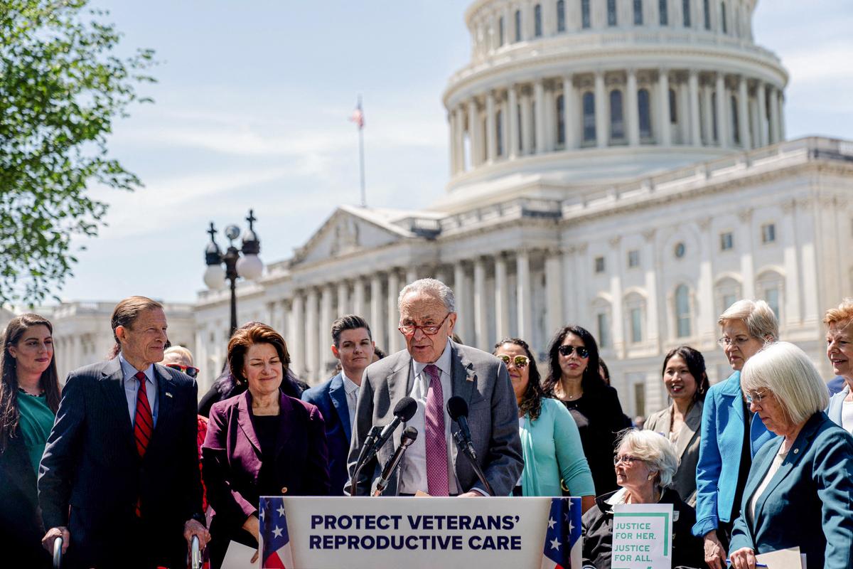 Lãnh đạo Đa số Thượng viện Chuck Schumer (Dân Chủ-New York) nói trong cuộc họp báo về chính sách ủng hộ phá thai đối với quân nhân, tại Capitol Hill ở Hoa Thịnh Đốn, hôm 19/04/2023. (Ản: Stefani Reynolds/AFP qua Getty Images)