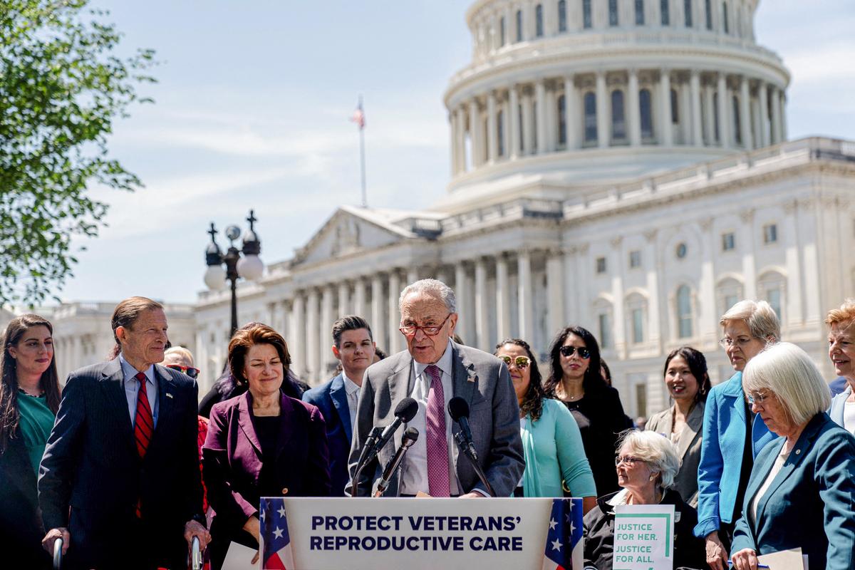 Lãnh đạo Đa số Thượng viện Chuck Schumer (Dân Chủ-New York) nói trong cuộc họp báo về chính sách ủng hộ phá thai đối với quân nhân, tại Capitol Hill ở Hoa Thịnh Đốn, hôm 19/04/2023. (Ản: Stefani Reynolds/AFP qua Getty Images)