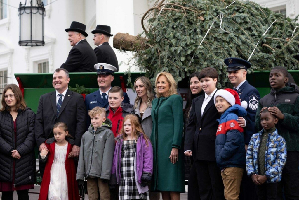 Đệ nhất Phu nhân Jill Biden nhận Cây Giáng Sinh chính thức của Tòa Bạch Ốc năm 2023 trên Bãi cỏ phía Bắc của Tòa Bạch Ốc hôm 20/11/2023. (Ảnh: Saul Loeb/AFP qua Getty Images)