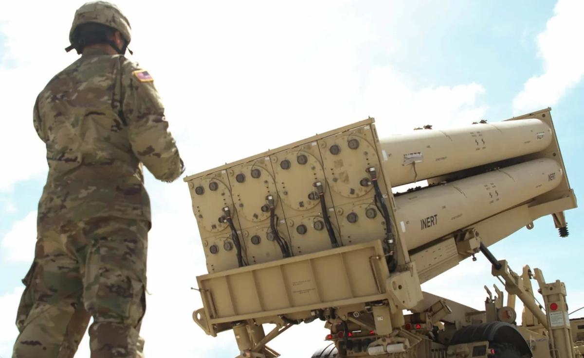 Một binh sĩ Hoa Kỳ diễn tập động tác nạp lại cho một hệ thống Phòng thủ Hỏa tiễn Tầm cao Giai đoạn cuối (THAAD) tại Căn cứ Không quân Andersen, Guam, vào ngày 06/02/2019. (Ảnh: Đại úy Lục quân Adan Cazarez)