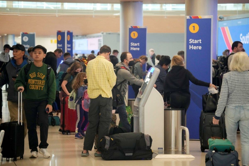 Du khách xếp hàng làm thủ tục tại các quầy bán vé tự phục vụ của Southwest Airlines ở Phi trường Quốc tế Denver ở Denver hôm 20/11/2023. (Ảnh: David Zalubowski/AP Photo)