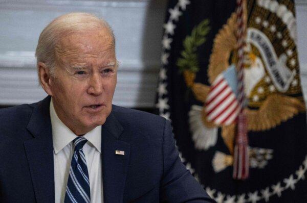 Tổng thống Joe Biden nói trong cuộc họp về tiến trình ngăn chặn fentanyl tràn vào Hoa Kỳ tại Phòng Roosevelt của Tòa Bạch Ốc ở Hoa Thịnh Đốn hôm 21/11/2023. (Ảnh: Andrew Caballero-Reynolds/AFP qua Getty Images)
