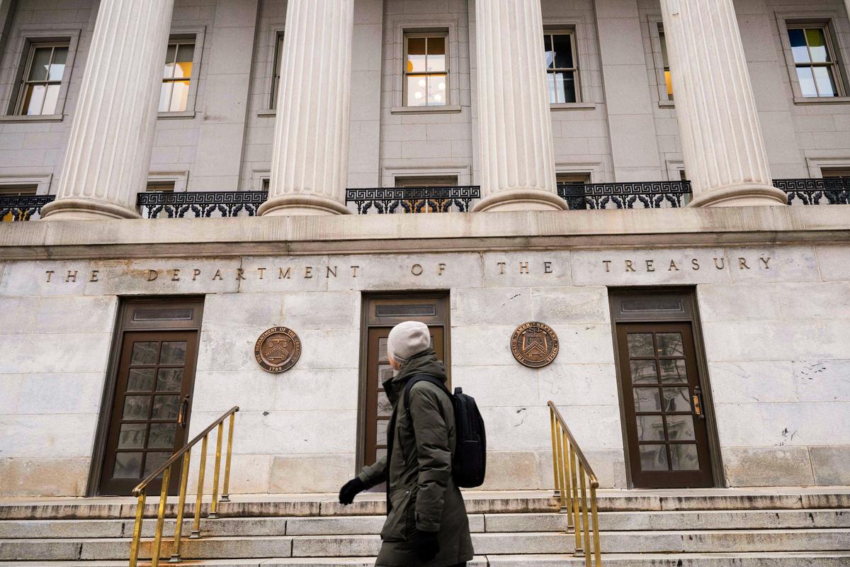 Tòa nhà Bộ Ngân khố Hoa Kỳ tại Hoa Thịnh Đốn hôm 19/01/2023. Bộ Ngân khố thông báo đã bắt đầu thực hiện các biện pháp nhằm ngăn chặn tình trạng vỡ nợ chính phủ. (Ảnh: Saul Loeb/AFP qua Getty Images)