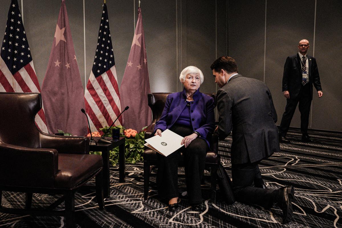 Bộ trưởng Ngân khố Hoa Kỳ Janet Yellen chờ gặp Phó Thủ tướng Trung Quốc Hà Lập Phong (He Lifeng) vào đầu ngày thứ hai của cuộc họp kéo dài hai ngày trước Diễn đàn Hợp tác Kinh tế Châu Á-Thái Bình Dương (APEC), tại San Francisco, California, hôm 10/11/2023. (Ảnh: Loren Elliott/AFP qua Getty Images)