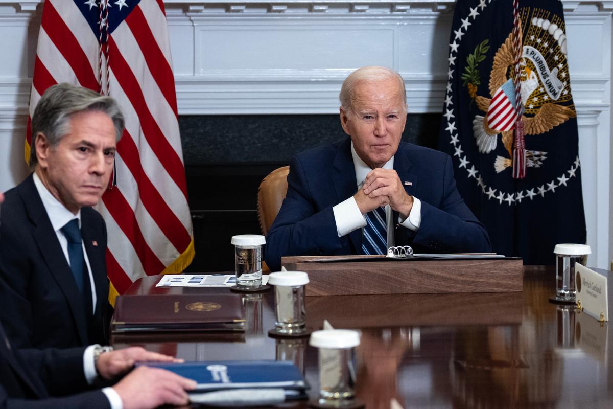 (Từ trái sang phải) Ngoại trưởng Antony Blinken nhìn Tổng thống Joe Biden nói chuyện trong cuộc họp về việc ngăn chặn dòng fentanyl tràn vào Hoa Kỳ, tại Phòng Roosevelt của Tòa Bạch Ốc ở Hoa Thịnh Đốn, hôm 21/11/2023. (Ảnh: Drew Angerer/Getty Images)