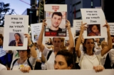 Người biểu tình giương biểu ngữ yêu cầu trả tự do cho các con tin đang bị giam giữ ở Dải Gaza sau khi họ bị bọn khủng bố Hamas bắt giữ vào ngày 07/10, tại Tel Aviv, Israel, hôm 21/11/2023. (Ảnh: Amir Cohen/Reuters)