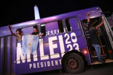 Những người ủng hộ tân Tổng thống đắc cử của Argentina Javier Milei thuộc liên minh chính trị La Libertad Avanza ăn mừng sau khi các cuộc bỏ phiếu kết thúc trong cuộc bầu cử tổng thống bổ sung ở Buenos Aires, Argentina, hôm 19/11/2023. (Ảnh: Marcos Brindicci/Getty Images)