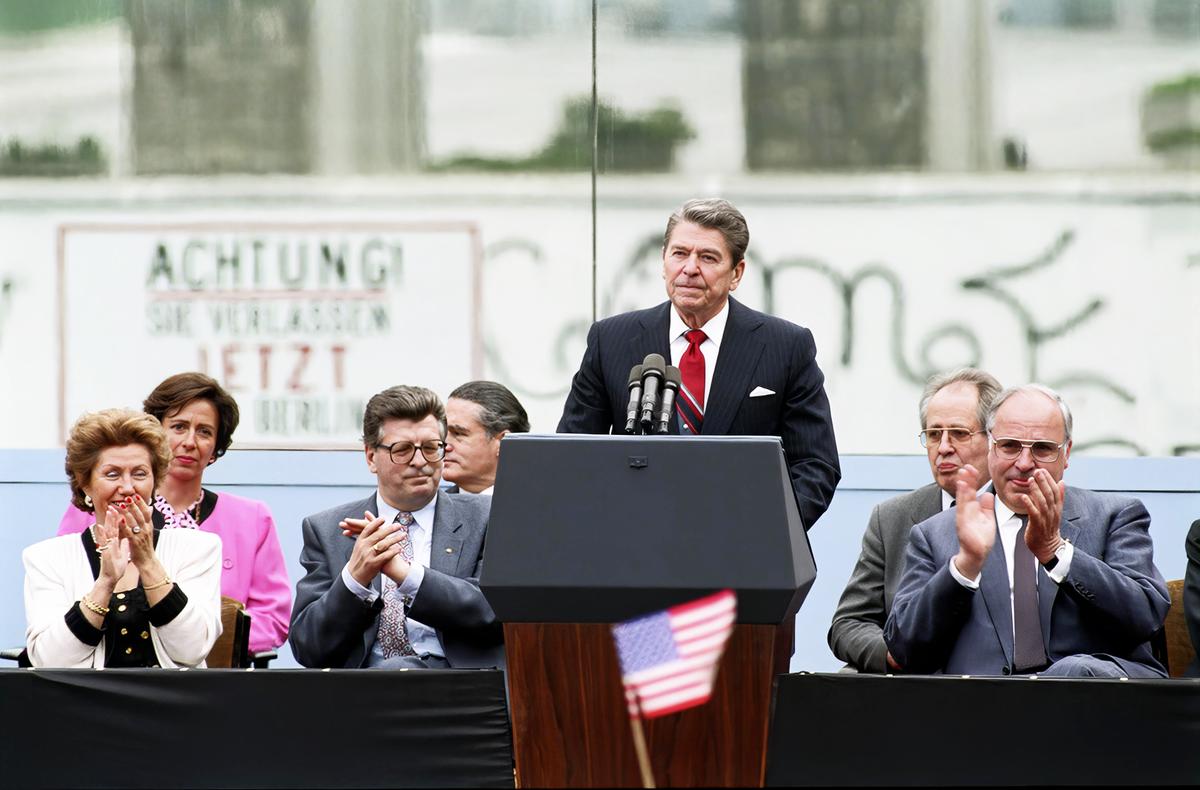 Tổng thống Ronald Reagan có bài diễn văn nổi tiếng, kêu gọi “Ông Gorbachev, hãy phá đổ bức tường này!” tại Cổng Brandenburg ở Berlin, Đức, vào ngày 12/06/1987. (Ảnh: Thư viện & Bảo tàng Tổng thống Ronald Reagan)