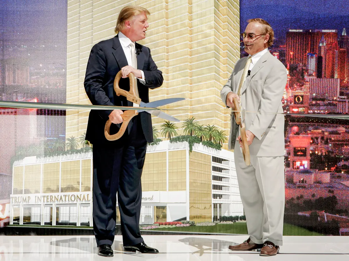 Chủ tịch Trump Organization, ông Donald Trump (trái) và ông Phil Ruffin, chủ sở hữu của Khách sạn và Sòng bạc New Frontier, tại lễ khởi công Tháp và Khách sạn Quốc tế Trump ở Las Vegas vào ngày 12/07/2005. (Ảnh: Ethan Miller/Getty Images)