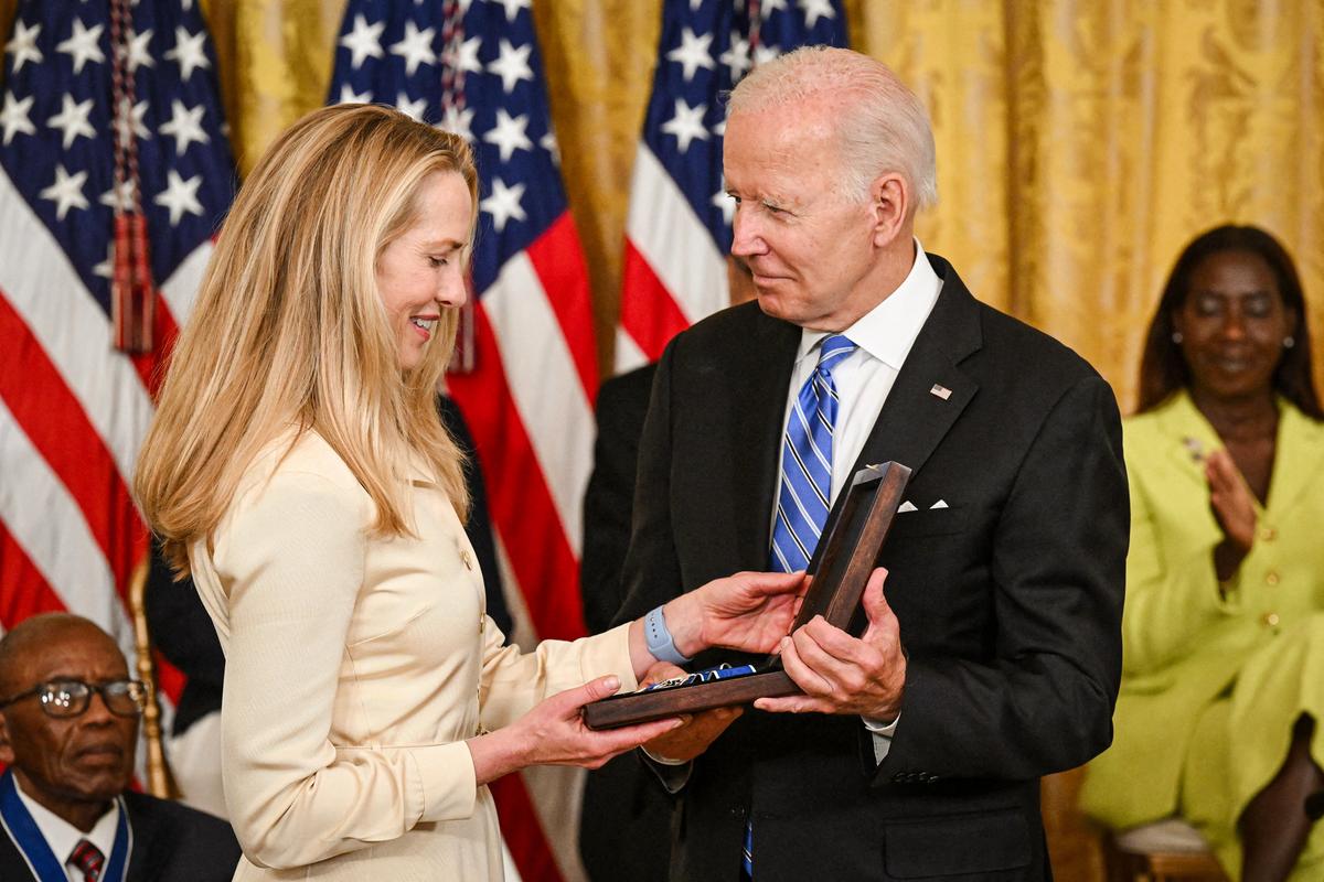 Tổng thống Joe Biden trao cho nữ doanh nhân Laurene Powell Jobs Huân chương Tự do của Tổng thống dành cho người chồng quá cố Steve Jobs của bà, tại Tòa Bạch Ốc ở Hoa Thịnh Đốn vào ngày 07/07/2022. (Ảnh: Saul Loeb/AFP qua Getty Images)