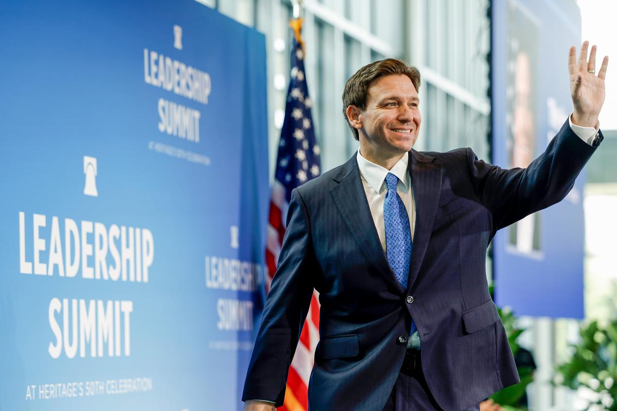Thống đốc Florida Ron DeSantis bước lên sân khấu tại một sự kiện ở Trung tâm Hội nghị & Khu nghỉ dưỡng Quốc gia Gaylord National Harbor, Maryland, hôm 21/04/2023. (Ảnh: Anna Moneymaker/Getty Images)