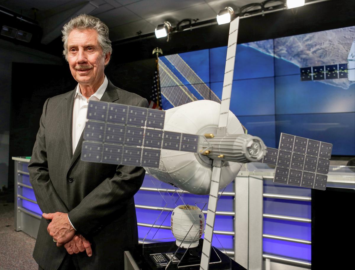 Ông Robert Bigelow, người sáng lập kiêm chủ tịch của Bigelow Aerospace, đứng bên cạnh mô hình của khu định cư bơm hơi tại Trung tâm Không gian Kennedy ở Cape Canaveral, Florida, vào ngày 07/04/2016. (Ảnh: AP Photo/John Raoux)
