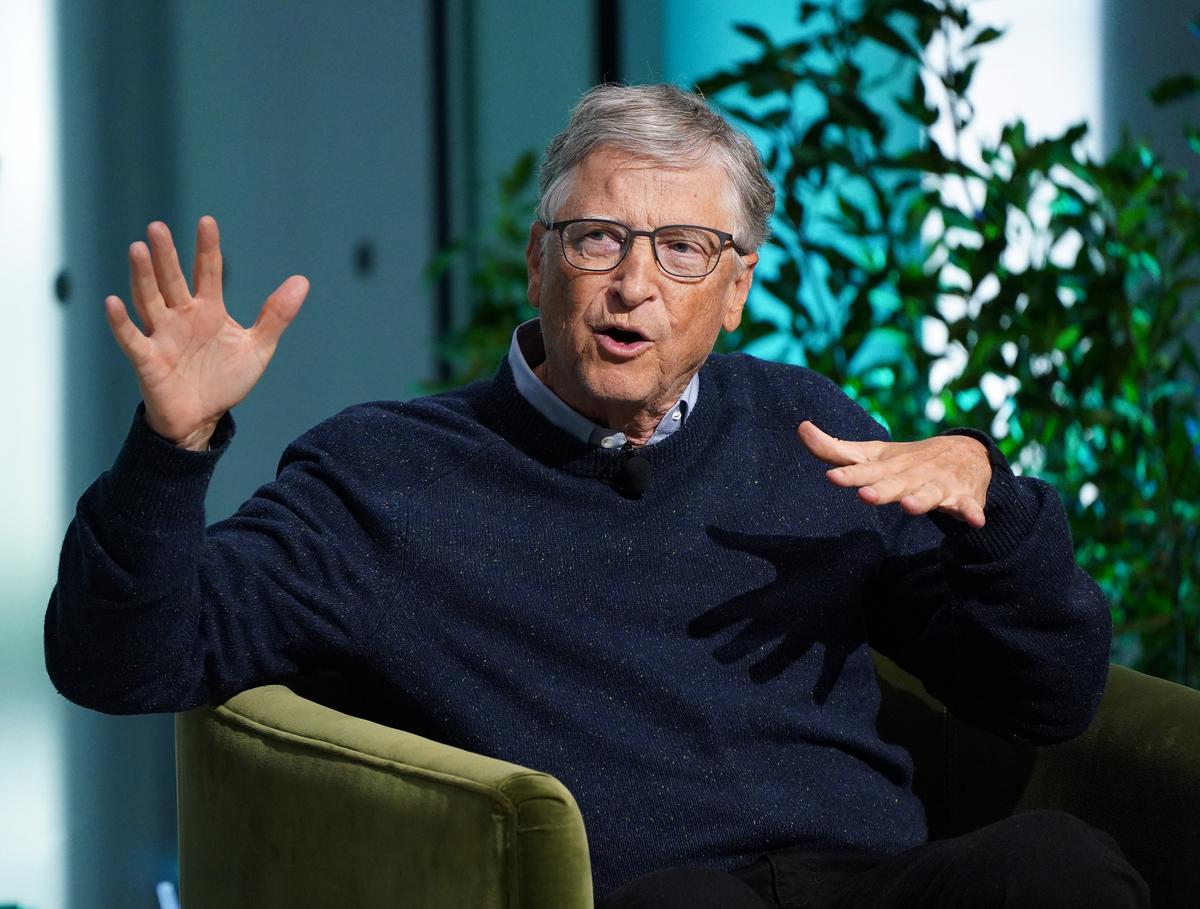 Ông Bill Gates, người sáng lập Quỹ Năng lượng Đột phá (Breakthrough Energy) và là đồng chủ tịch Quỹ Bill và Melinda Gates, trình bày trên sân khấu tại Hội nghị thượng đỉnh về biến đổi khí hậu New York Times 2023 tại The Times Center ở New York, hôm 21/09/2023. (Ảnh: Bennett Raglin/Getty Images cho The New York Times)