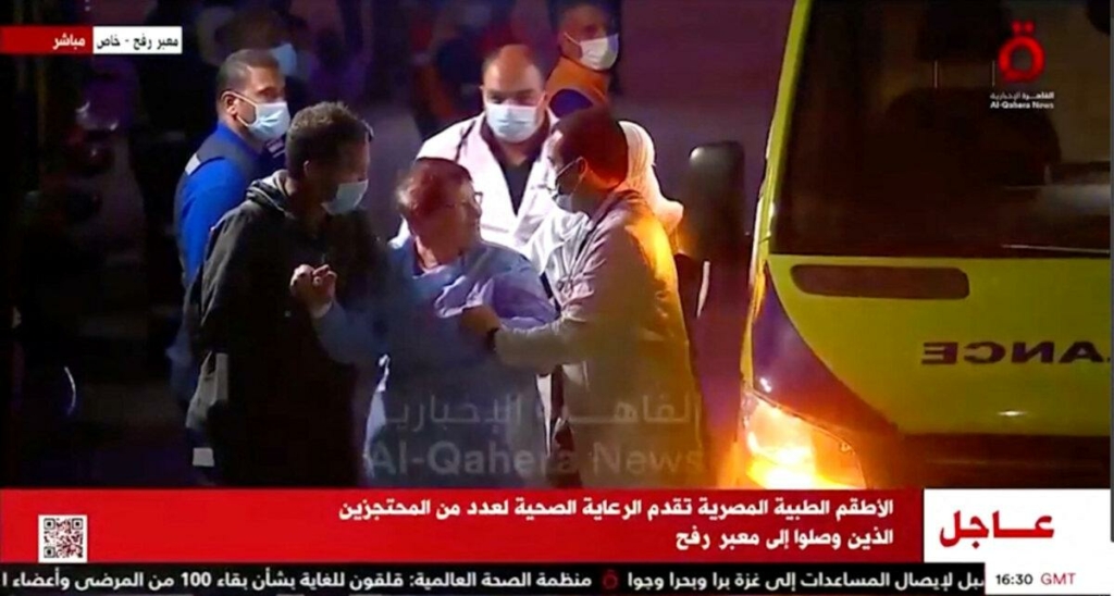 Các con tin được thả rời khỏi xe cứu thương, khi một đoàn xe chở những con tin mà bọn khủng bố Hamas đã bắt cóc trong cuộc tấn công hôm 07/10 vào Israel đi qua cửa biên giới với Gaza, như một phần của thỏa thuận trao đổi con tin và tù nhân giữa Hamas và Israel, ở Ai Cập, hôm 24/11/2023. (Ảnh: Al Qahera News/Reuters TV qua Reuters)