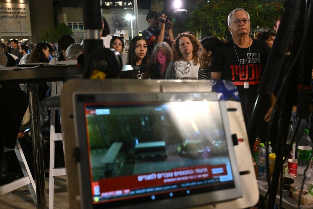 Gia đình của các con tin và những người khác xem bản tin khi các con tin được thả về Ai Cập trước khi được ICRC đưa vào Israel, bên ngoài Bảo tàng Tel Aviv ở Tel Aviv, Israel, hôm 24/11/2023. (Ảnh: Alexi J. Rosenfeld/Getty Images)
