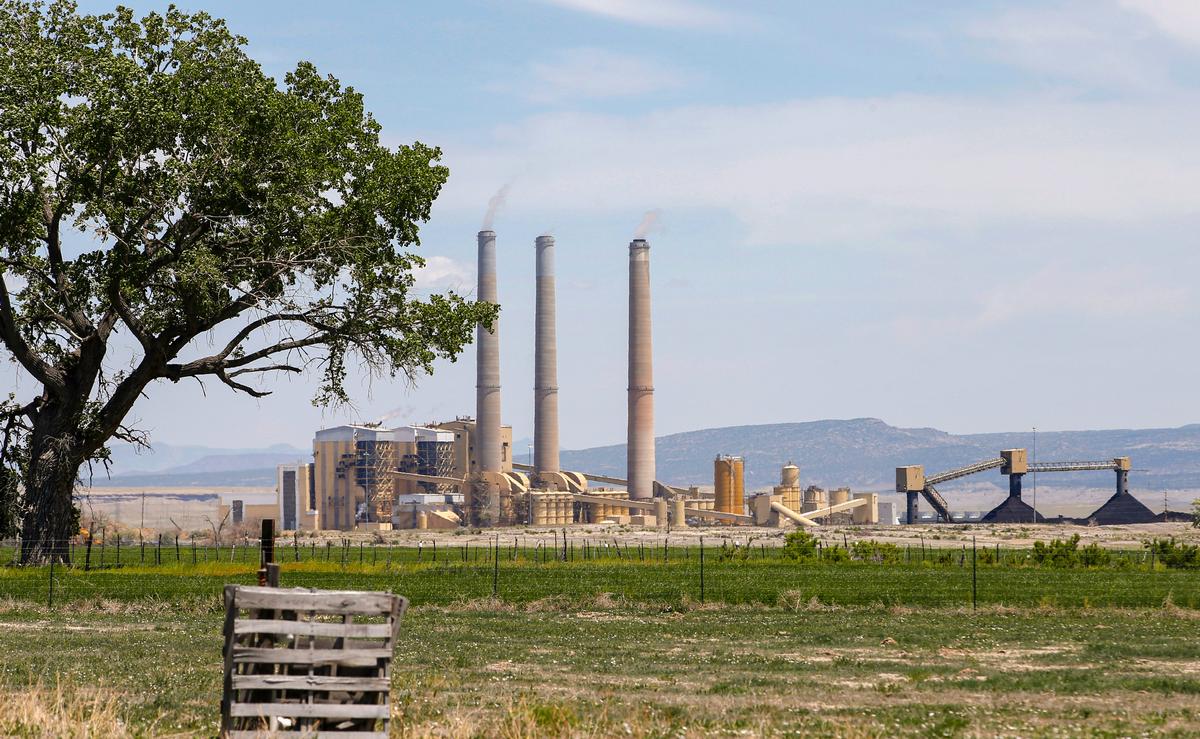 Nhà máy Hunter Power do PacifiCorp vận hành đang sản xuất điện, bên ngoài Castle Dale, Utah, hôm 03/06/2016. EPA đã công bố những giới hạn mới đối với nhà máy nhiệt điện than Hunter để giúp giảm ô nhiễm và khói mù tại một số Công viên Quốc gia trong khu vực. (Ảnh: George Frey/Getty Images)