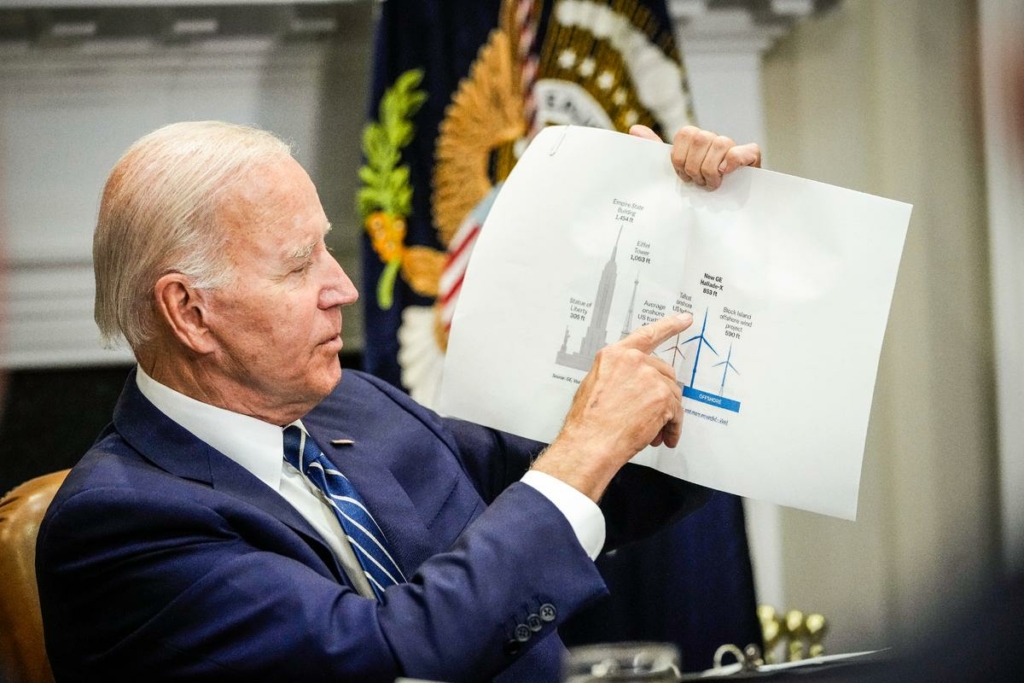 Tổng thống Joe Biden chỉ vào biểu đồ so sánh kích thước tuabin gió trong cuộc họp về Quan hệ Đối tác Khai triển Phong năng Ngoài khơi Liên bang tại Tòa Bạch Ốc ở Hoa Thịnh Đốn vào ngày 23/06/2022. Tòa Bạch Ốc đang nỗ lực thúc đẩy ngành công nghiệp phong năng ngoài khơi. (Ảnh: Drew Angerer/Getty Images)