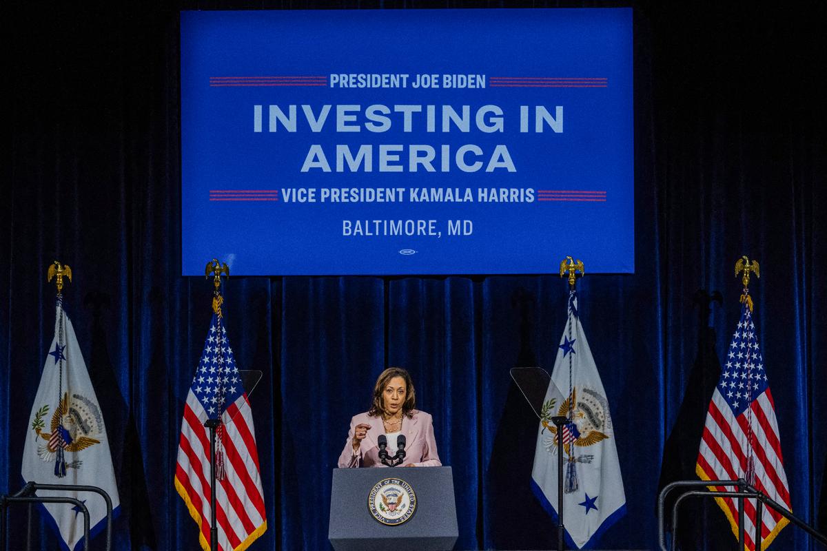 Phó Tổng thống Kamala Harris trình bày tại Đại học Tiểu bang Coppin ở Baltimore, Maryland, hôm 14/07/2023. Ông Harris nói về khoản đầu tư 20 tỷ USD vào mạng lưới tài chính sạch quốc gia và các dự án năng lượng sạch như một phần của Đạo luật Giảm Lạm Phát. (Ảnh: Saul Loeb/AFP qua Getty Images)