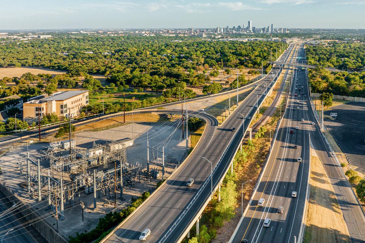 Ảnh chụp từ trên cao một nhà máy điện bên cạnh một cầu vượt xa lộ ở Austin, Texas, hôm 18/08/2023. Hội đồng Ổn định Điện lực Texas (ERCOT) đã yêu cầu người dân Texas tiết kiệm điện khi một đợt nắng nóng kéo dài tiếp tục lan rộng khắp tiểu bang. Hôm nay đánh dấu 42 ngày liên tiếp thời tiết ở mức ba con số (độ F) trên toàn tiểu bang. (Ảnh: Brandon Bell/Getty Images)