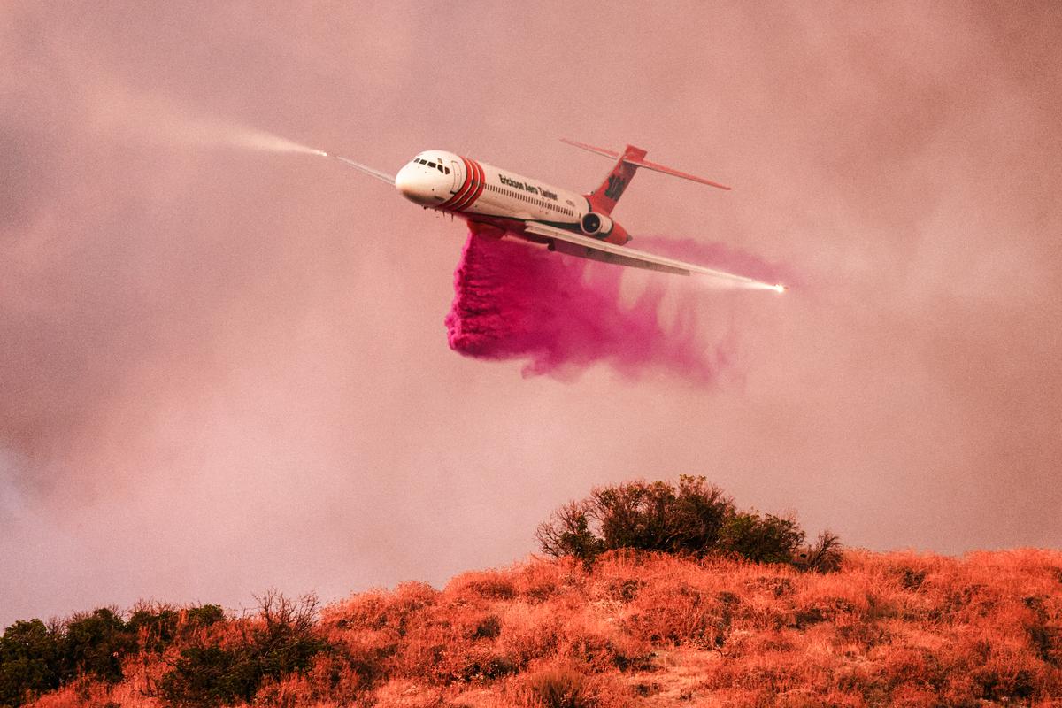 Một chiếc phi cơ thả chất chống cháy ở quận Riverside, California, hôm 14/07/2023. Hàng chục triệu người Mỹ đang phải đối mặt với nhiệt độ cao ở mức nguy hiểm khi một đợt nắng nóng mạnh trải dài từ California đến Texas. (Ảnh: David Swanson/AFP qua Getty Images)