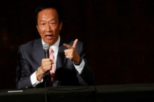 Ông Quách Đài Minh (Terry Gou), người sáng lập Foxconn và ứng cử viên tổng thống, nói chuyện trong cuộc họp báo ở Đài Bắc, Đài Loan, hôm 23/11/2023. (Ảnh: Carlos Garcia Rawlins/Reuters)