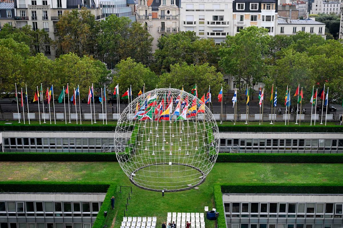 Ảnh chụp từ trên không của một tác phẩm điêu khắc tại trụ sở UNESCO ở Paris, hôm 25/07/2023. Tổng thống Joe Biden đã cho Hoa Kỳ tái gia nhập UNESCO sau khi Tổng thống Donald Trump rút Hoa Kỳ ra khỏi tổ chức này vào năm 2018. (Ảnh: Bertrand Guay/AFP qua Getty Images)