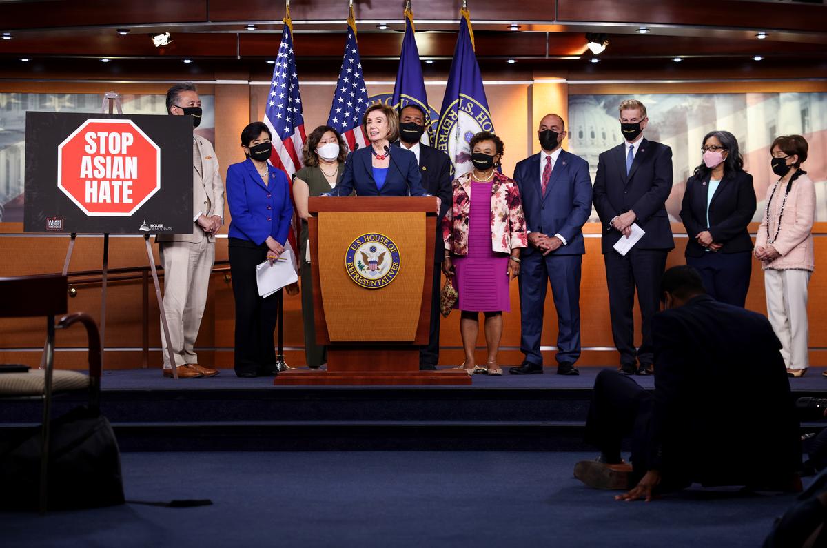 Chủ tịch Hạ viện Nancy Pelosi (Dân Chủ-California), cùng với các thành viên của Nhóm người Mỹ gốc Á Châu Thái Bình Dương, trình bày về Đạo luật Tội ác Thù hận COVID-19 tại Tòa nhà Quốc hội Hoa Kỳ ở Hoa Thịnh Đốn ngày 18/05/2021. (Ảnh: Kevin Dietsch/Getty Images)