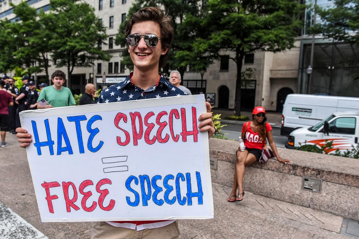 Người dân tham gia cuộc biểu tình “Yêu cầu Tự do Ngôn luận” tại Freedom Plaza ở Hoa Thịnh Đốn vào ngày 06/07/2019. Những người biểu tình đang kêu gọi chấm dứt sự kiểm duyệt của các công ty truyền thông xã hội. (Ảnh: Stephanie Keith/Getty Images)