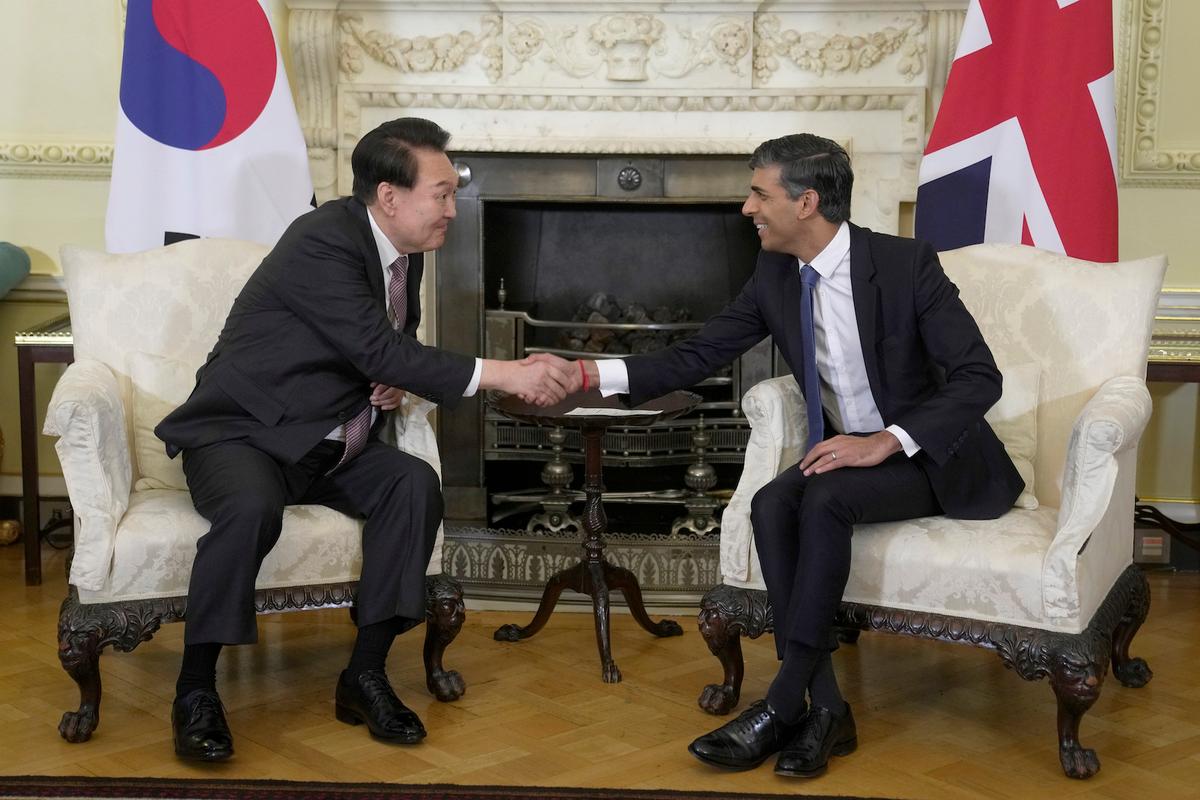 Thủ tướng Anh Rishi Sunak, phải, bắt tay Tổng thống Nam Hàn Yoon Suk Yeol tại số 10 Downing Street ở London, Vương quốc Anh, hôm 22/11/2023. (Ảnh: Kin Cheung/WPA Pool/Getty Images)