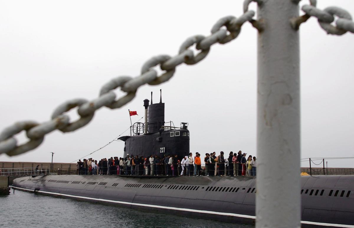 Khách du lịch xếp hàng để tham quan tàu ngầm tại Bảo tàng Hải quân Thanh Đảo ở Thanh Đảo, tỉnh Sơn Đông, Trung Quốc, vào ngày 03/05/2006. (Ảnh: China Photos/Getty Images)
