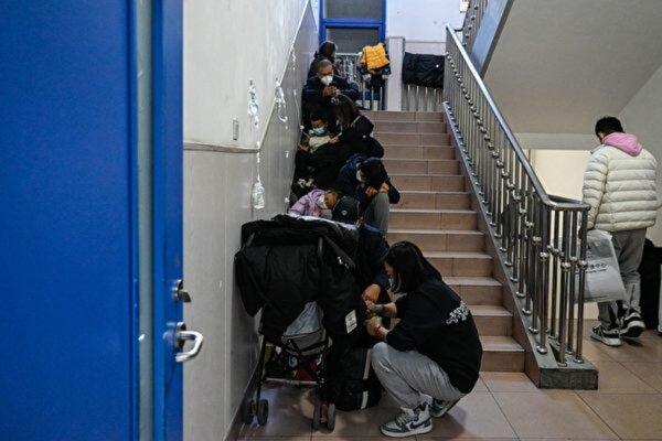 Trẻ em được truyền dịch tĩnh mạch trên cầu thang tại bệnh viện nhi ở Bắc Kinh hôm 23/11/2023. (Ảnh: Jade Gao/AFP qua Getty Images)