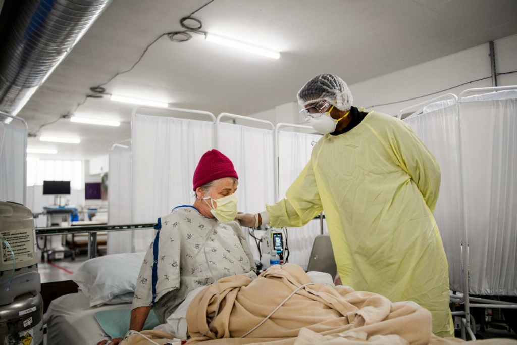 Bác sĩ Bijay Sah chăm sóc một bệnh nhân tại phòng chăm sóc thay thế COVID-19, được xây dựng trong một gara đậu xe, tại Trung tâm Y tế Khu vực Renown, ở Reno, Nevada, ngày 16/12/2020. (Ảnh: Patrick T. Fallon/AFP thông qua Getty Images)