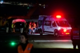 Các nhân viên y tế đưa các con tin được trả tự do từ một chiếc trực thăng đến bệnh viện Sheba hôm 28/11/2023 ở Ramat Gan, Israel. (Ảnh: Amir Levy/Getty Images)